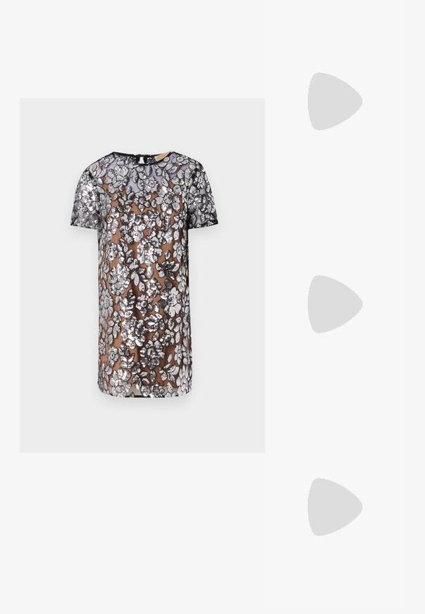 Robe courte à manches courtes en tulle transparent, ornée de broderies en sequins floraux argentés, avec un col rond et un ourlet droit.; Chaussure slingback noire à bout pointu avec tige en mesh, fines brides, boucle dorée et petit talon incurvé sur fond blanc.; Pochette en fausse fourrure marron avec fermoir et chaîne dorés. Texture douce, forme triangulaire, et aspect légèrement duveteux.; Boucles d'oreilles créoles en or massif avec un design tubulaire légèrement tordu et des fermoirs à tige sur un fond blanc.