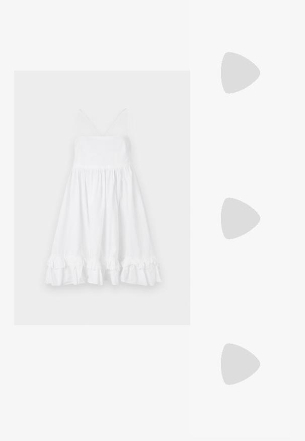 Robe blanche sans manches avec un corsage ajusté, une jupe évasée et un ourlet volanté. Fabriquée en tissu léger, elle présente des bretelles fines et un décolleté en V.; Chaussure plate en cuir noir avec un nez pointu, des détails froncés autour de l'ouverture et un accent en boucle argentée sur la bride ajustable.; Sac à main en tissu noir doux avec haut froncé et poignées circulaires rembourrées nouées de chaque côté.; Boucles d’oreilles créoles en métal argenté avec une surface lisse légèrement incurvée et des fermoirs à clapet sur un fond blanc uni.