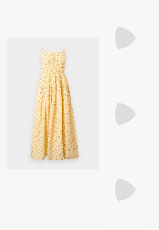 Robe maxi jaune sans manches avec imprimé floral, corsage froncé, taille à volants et fines bretelles.; Botte de cowboy en cuir marron avec des coutures décoratives, inclinée vers le haut sur une surface en bois avec un arrière-plan flou d'herbe verte.; Sac à main en cuir verni marron de forme rectangulaire, avec deux longues poignées et des accents courbés subtils à l'avant.; Ceinture en cuir marron avec boucle dorée arrondie, roulée et posée sur une surface blanche.