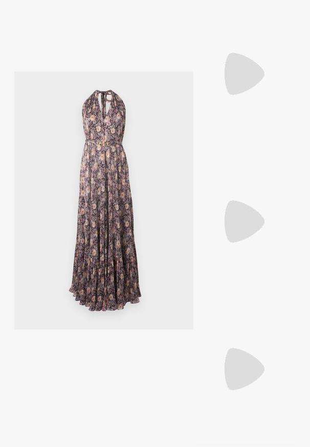 Robe longue sans manches à col halter avec motif floral dans des tons violet, rose et beige, avec une taille cintrée et une petite boucle dorée.; Sandale à lanières en cuir marron avec un petit talon doré, une bride à boucle à la cheville et un petit détail de logo doré sur les lanières avant.; Sac en satin beige avec un haut noué, présentant une texture douce et lisse ainsi qu'une forme arrondie, conçu pour être simple et élégant.; Paire de boucles d'oreilles créoles en or de taille moyenne avec un design texturé et perlé sur un fond clair uni.