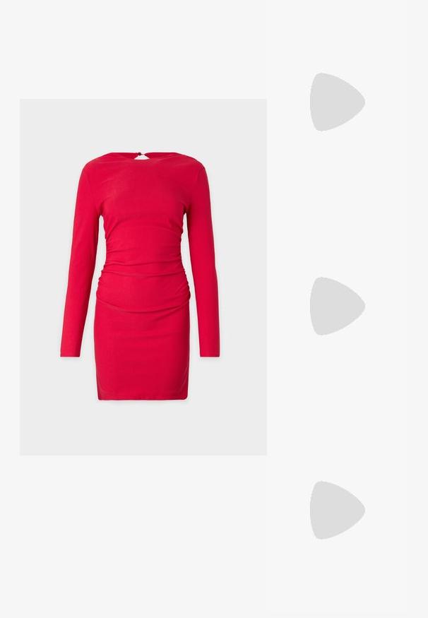 Robe longue rouge à manches longues avec une coupe cintrée, présentant des détails froncés à la taille et une ouverture en forme de clé au dos. Tissu au toucher doux.; Talons aiguilles en cuir verni noir avec un bout pointu, un détail en nœud à l'avant et un petit talon stiletto. Les brides sont équipées de boucles ajustables.; Sac à main bordeaux en matériau brillant, de forme rectangulaire, avec deux anses et des accents légèrement courbés à l'avant.; Boucles d'oreilles en argent avec une forme organique et abstraite. Surface lisse et brillante avec un design effilé. Présente des courbes subtiles et un détail central en ligne.
