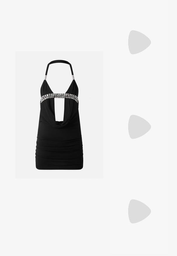 Μαύρο μίνι φόρεμα με λαιμόκοψη halter, βαθύ κόψιμο μπροστά και ασημένιες διακοσμήσεις κατά μήκος της ζώνης στο στήθος.; Μαυρόσαρκο παπούτσι ψηλοτάκουνο από λακαρισμένο δέρμα με μυτερή μύτη και χοντρό τακούνι, που διαθέτει λογότυπο. Λείος, γυαλιστερός υφασματικός ιστός.; Οβάλ γυαλιά με μεταλλικό ασημί σκελετό, διαφανείς φακούς και ανάγλυφες περλίτσες στις βραχίονες. Ελαφριά σχεδίαση με καμπύλα άκρα.; Μαύρο τσαντάκι κοσμήματος σε ορθογώνιο σχήμα, διακοσμημένο με διάφορους κρυστάλλους σε ανθισμένο μοτίβο, διαθέτοντας ασημένια αλυσίδα για μεταφορά.