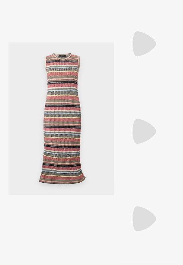 Robe sans manches tricotée mi-longue avec des rayures horizontales multicolores en rouge, noir, beige, bleu et jaune, dotée d'une texture côtelée.; Chaussure plate noire avec un bout pointu, fabriquée en tissu texturé, avec un accent à nœud et un petit talon rond. Sangle élastique au niveau de la cheville.; Grand sac fourre-tout argenté de forme triangulaire avec une texture en cuir souple, debout verticalement avec une poignée supérieure visible sur un fond uni.; Boucles d'oreilles en métal doré et argenté avec une base en disque rond et une pièce supérieure ovale, texture lisse et finition polie.