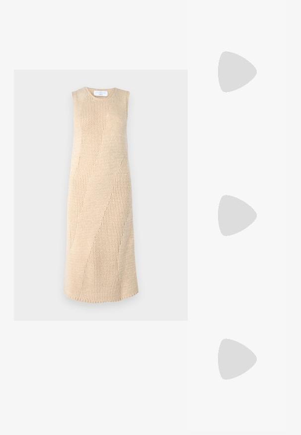 Knie-lang, beiges Strickkleid mit einem strukturierten diagonalen Streifenmuster, ärmellosem Design und Rundhalsausschnitt. Weicher, elastischer Stoff.; Schwarze Stiefeletten aus glattem Leder, mit einer spitzen Zehe, schmalem Schaft und schlanker, hoher Ferse. Minimalistisches Design ohne sichtbare Beschläge.; Schwarze Ledertasche mit einem weichen, gerafften Design. Verfügt über ein strukturiertes Logo auf der Vorderseite und zwei robuste Griffe zum Tragen.; Fette goldene Creolen mit einem leicht verdrehten, röhrenförmigen Design und Steckverschlüssen auf einem weißen Hintergrund.