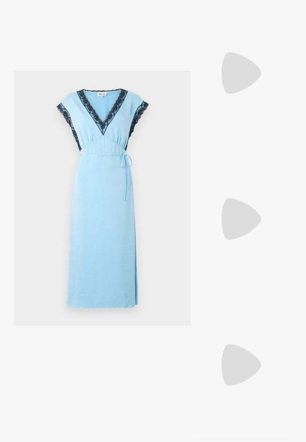 Vestido azul claro sin mangas con ribete de encaje negro en el escote en V, las mangas y el cinturón de la cintura, exhibido sobre un fondo blanco.; Tacón slingback de charol nude con punta afilada, empeine abierto y un delgado tacón stiletto. Presenta un acento dorado circular en la correa.; Clutch de cuero beige plisado con un marco de metal plateado, que cuenta con dos broches decorativos redondos y una correa de cadena plateada.; Pendientes en forma de cuerno plateado, engastados con pequeñas piedras transparentes, que cuentan con un cierre trasero para su sujeción. Textura suave y acabado metálico.