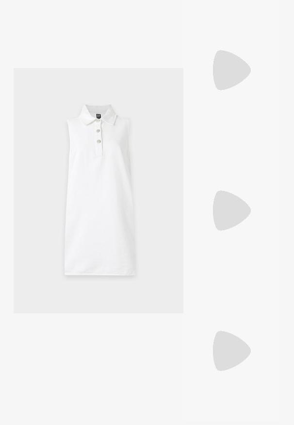 Robe polo blanche sans manches avec un col et trois boutons sur la patte de boutonnage devant, sur fond gris clair.; Chaussure plate en cuir noir avec un nez pointu, des détails froncés autour de l'ouverture et un accent en boucle argentée sur la bride ajustable.; Petit sac à main noir brillant avec deux longues anses et des détails à cordon sur les côtés sur un fond clair uni.; Boucles d’oreilles créoles en métal argenté avec une surface lisse légèrement incurvée et des fermoirs à clapet sur un fond blanc uni.