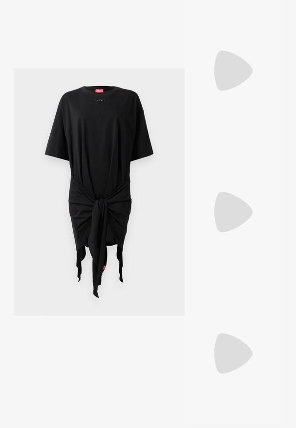 Zwarte katoenen t-shirt jurk met korte mouwen, voorzien van een knoopdetail in de taille en een logo label. Smooth textuur en losse pasvorm.; Beige leren teenslipper met BOSS-logo op de binnenzool, zwevend boven een houten terras met kleine grindsteentjes ertussen.; Geel neplederen handtas met een gladde textuur, ronde vorm en een slanke schouderband; voorzien van een metalen "A"-logo op de voorkant.; Een paar glanzende zilveren oorringen met een gedraaid, golvend ontwerp, weergegeven op een effen lichte achtergrond.