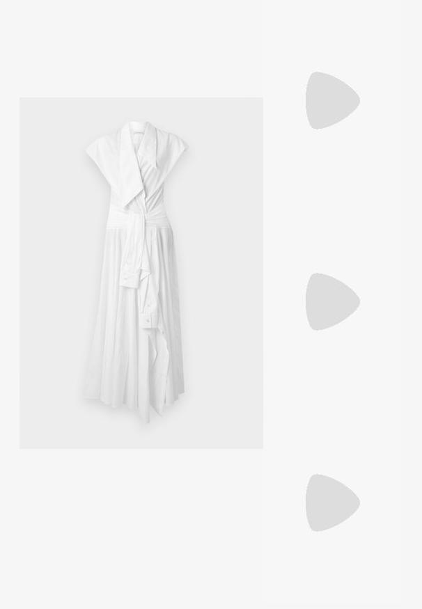 Robe blanche sans manches portefeuille avec large col, poignets boutonnés style chemise et ceinture nouée à la taille, suspendue contre un fond uni.; Sandale pour femme en cuir noir avec fines lanières, une boucle d'orteil, une boucle à la cheville et un talon aiguille de hauteur moyenne sur un fond neutre.; Pochette en cuir beige plissé avec un cadre en métal argenté, dotée de deux fermoirs ronds décoratifs et d'une chaîne en argent.; Boucles d'oreilles en métal doré et argenté avec une base en disque rond et une pièce supérieure ovale, texture lisse et finition polie.