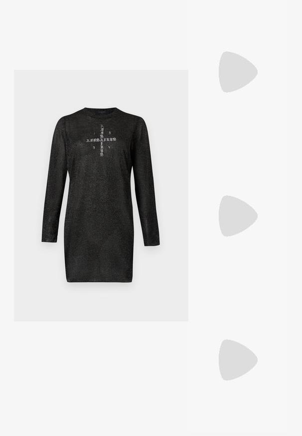 Robe noire manches longues scintillante avec col rond et motif croix imprimé avec les inscriptions "AllSaints" et "1994" sur la poitrine.; Sandale à talon haut en cuir verni noir avec bride à la cheville. Présente un design minimaliste, un bout ouvert et une boucle ornée de strass.; Sac à main en cuir verni noir avec une forme incurvée unique, une anse courte et ajustable, et une fermeture zippée. Texture lisse avec un branding discret.; Paire de petites boucles d'oreilles créoles argentées brillantes avec une base ronde, présentées sur un fond clair uni.