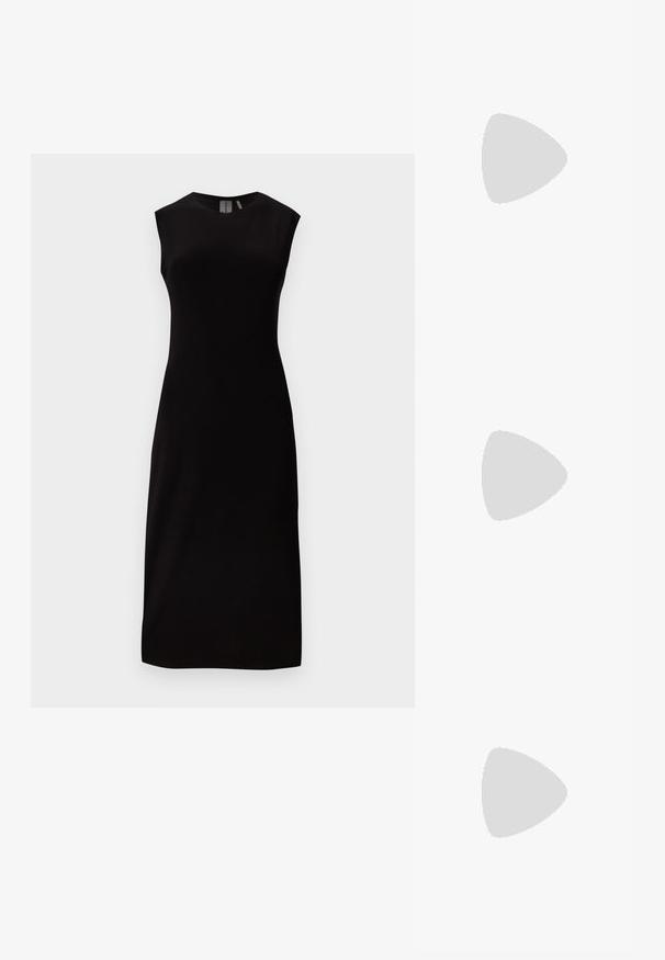 Vestido midi preto sem mangas com silhueta ajustada, decote redondo e barra reta contra um fundo cinza claro.; Sapato slingback de senhora em pele preta envernizada, salto baixo, bico fino e tira fina com fecho de pequena fivela.; Mala de mão em pele preta com design franzido, alça única, moldura metálica prateada e dois grandes fechos redondos prateados.; Brincos de metal prateado com um design em espiral, apresentando superfícies lisas e um acabamento polido, segurados com um fecho borboleta.
