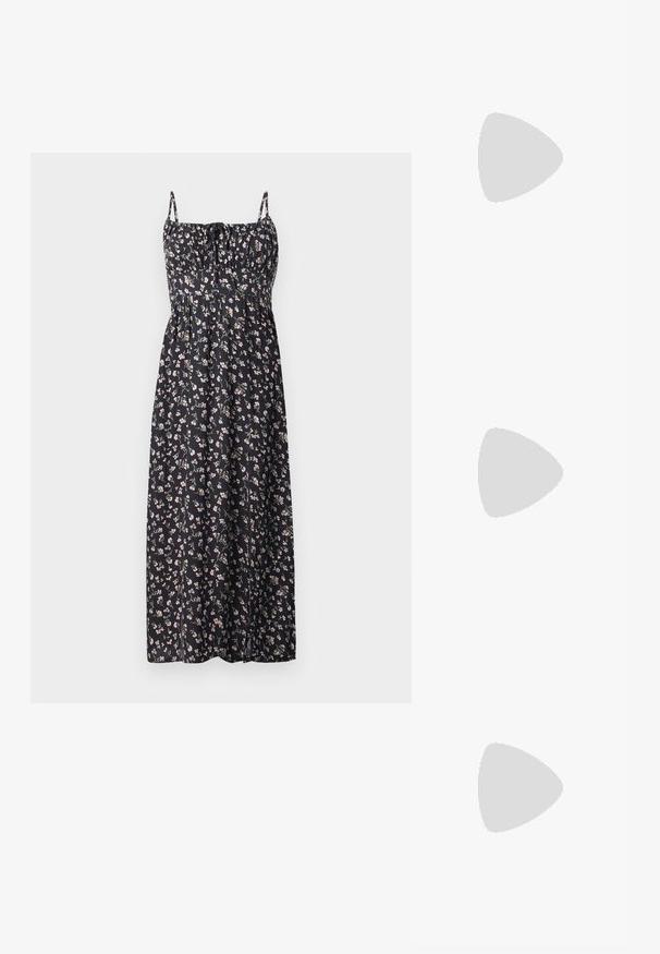 Blomstret maxi-kjole i sort stof med små lyserøde og hvide blomster, justerbare stropper, sammensynket bodice og svajende nederdel.; Sort læderfiskersandal med lukket tå, åbne sider og justerbar sølvspænde på en kraftig sål med mønster.; Sorte rektangulære solbriller med gule linser. Funktioner inkluderer tykke stel og kantet design med en glat, blank finish.; Sølv hoop-øreringe med en poleret finish, der har en cirkulær form og en hængslet lukning. Glat tekstur med minimal detaljering.