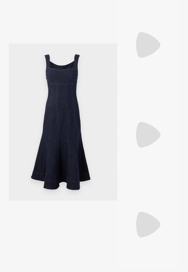 Mørk denimkjole med tætsiddende overdel, udvidet nederdel, firkantetudskæring og brede stropper. Kontrast søm på sømmene.; Blå og lilla dyreprint maxi kjole med tynde stropper, en tætsiddende bodice, flagrende kant og gennemsigtig overlay-detaljering.; Brun clutchtaske i læder med rynket design, guldfarvet hardware og aftagelig håndledsrem på hvid baggrund.; Chunky guld hoop øreringe med et let snoet, rørformet design og postsystem bagpå, på en hvid baggrund.