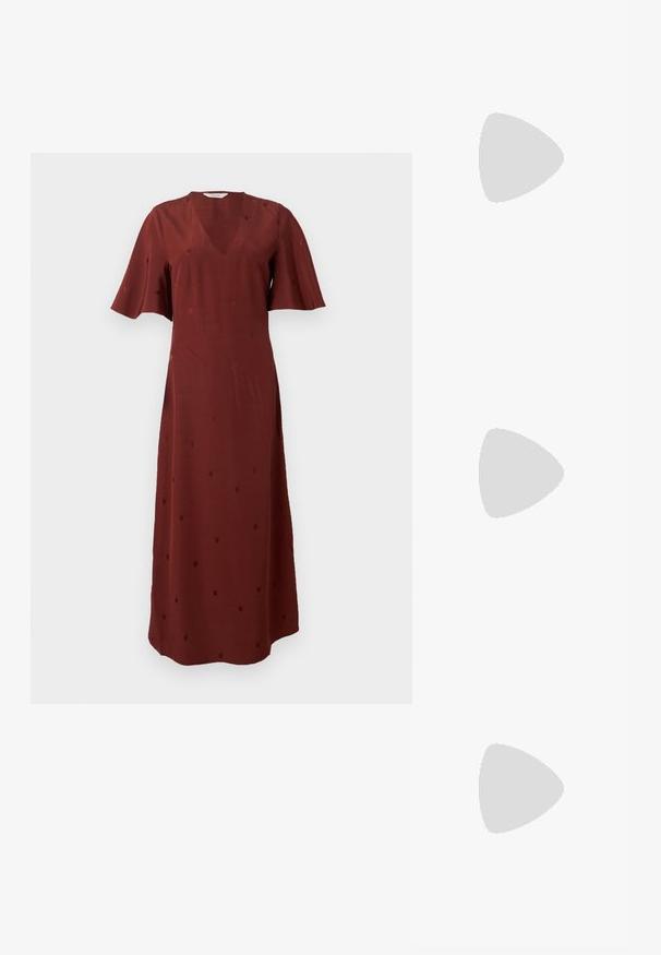 Robe midi rouge rouille avec manches courtes volantées, encolure en V et motif subtil à pois sur tissu lisse.; Even&Odd Ballerines à brides arrière - black; Petit sac à main noir brillant avec deux longues anses et des détails à cordon sur les côtés sur un fond clair uni.; Boucles d’oreilles créoles en métal argenté avec une surface lisse légèrement incurvée et des fermoirs à clapet sur un fond blanc uni.