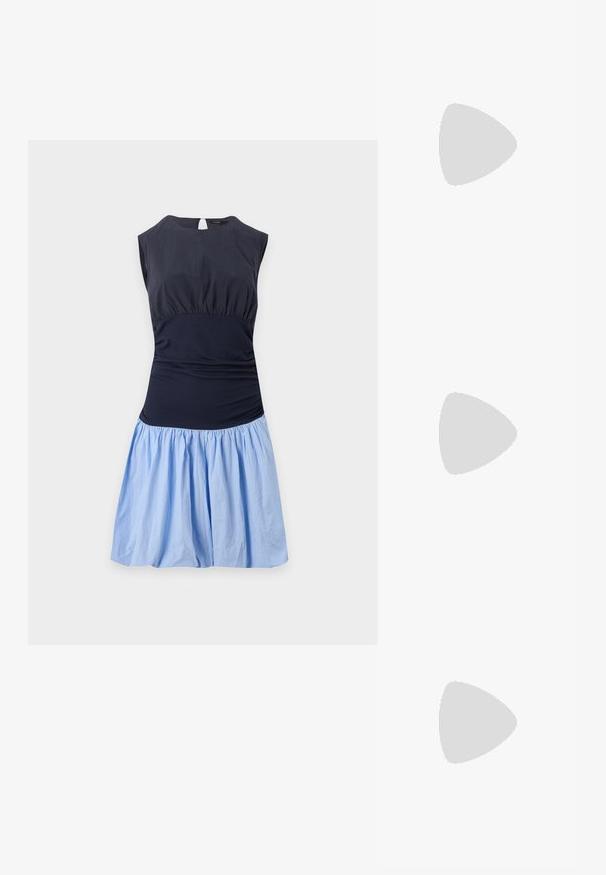 Robe sans manches avec un haut bleu marine foncé ajusté et une jupe bleue claire froncée, dotée d'un col rond et d'une fermeture en forme de trou de serrure dans le dos.; Chaussures en satin noir à talons bas avec un bout pointu, ornées d'un nœud décoratif et de fines brides en cuir avec des accents dorés.; Porte-monnaie en cuir noir avec texture froncée, cadre en métal argenté, fermeture à verrouillage kiss-lock et bandoulière en chaîne. Surface lisse et douce.; Boucles d'oreilles en argent en forme de créoles avec des accents de perles et de cristaux, présentant une surface texturée et une fermeture à tige sécurisée.