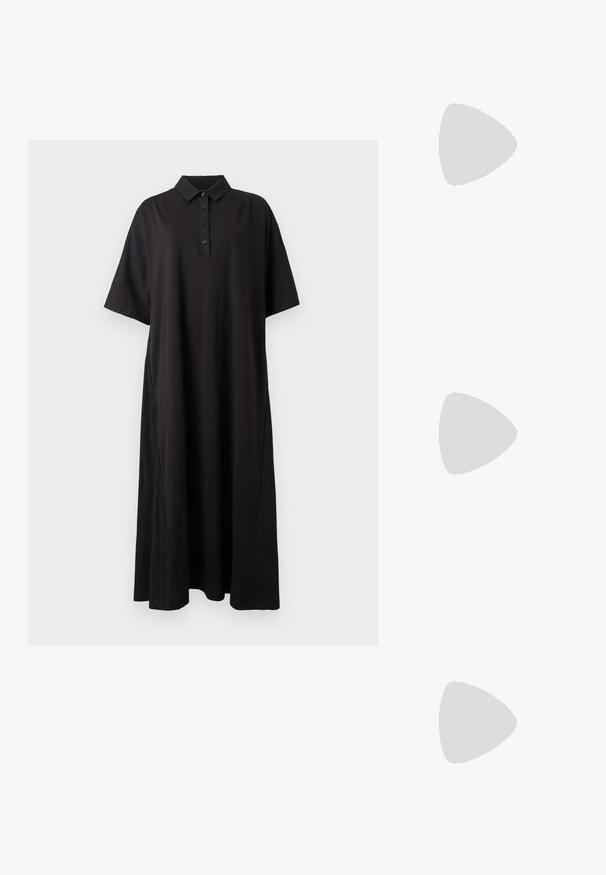 Robe midi noire à manches courtes style polo avec patte de boutonnage, col et ourlet légèrement évasé, présentée sur fond blanc.; Mule à talon haut en cuir noir à bout ouvert avec un talon stiletto fin, vue de profil sur un fond uni.; Porte-monnaie en cuir noir avec texture froncée, cadre en métal argenté, fermeture à verrouillage kiss-lock et bandoulière en chaîne. Surface lisse et douce.; Boucles d'oreilles créoles en or massif avec un design tubulaire légèrement tordu et des fermoirs à tige sur un fond blanc.