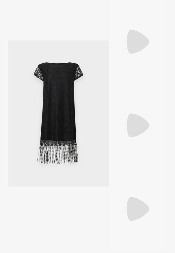Zwarte kanten jurk met korte mouwen, een ontspannen pasvorm en een franjes zoom. Voorzien van een bloemenpatroon en een gladde textuur over de hele jurk.; Zwart hooggehakt schoen met puntige neus en gouden logo, geplaatst op een reflecterend oppervlak naast een verchroomde draadordner met documenten.; Zwarte leren clutch met goudkleurige metalen draaisluiting en een bijpassende schouderketting in goudkleur.; Oorbellen met gouden en zilveren druppels en haaksluitingen, met een gouden staaf verbonden aan een zilveren staaf gegraveerd met "DKNY" op een witte achtergrond.