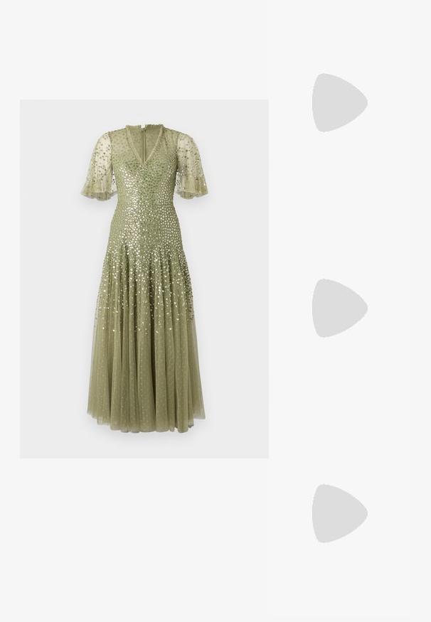 Olivengrøn kjole med en tætsiddende bodice prydet med paletter, flagrende gennemsigtige ærmer og en fyldig tylskørt. V-udskæring med lynlås i ryggen.; Sorte patenterede lædersandaler med tre stropper, ankelspænde og 10 cm stiletthæl. Har detaljer i guld og et logo charms.; Lille gylden metalisk clutch taske med sølvspænde og kæderem på ensartet lyst baggrund.; Guld øreringe med hjerteformede vedhæng. Hvert hjerte har en tekstureret overflade og en central sort ædelsten i en fæstning med klør.