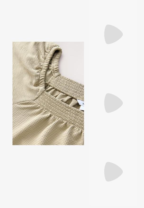 Haut beige clair avec un motif texturé en forme de grille, des poignets élastiqués et une taille froncée pour une coupe ajustée.; Sandale en cuir noir au design ouvert, avec des brides et une boucle sur le côté. Talon bas et texture lisse.; Lunettes de soleil rectangulaires avec une monture en plastique écaille de tortue, verres sombres et accents en métal argenté sur les côtés. Fabriquées en Italie.; Sac fourre-tout en paille tissée avec une texture naturelle et une forme douce et organique, doté de poignées en cuir brun pour un transport facile.