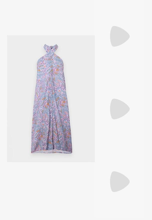 Maxi-jurk met halternekontwerp in lichtblauwe stof, met een bloemenpatroon in lavendel, oranje en groen. Knoopsluiting aan de voorkant.; Witte sandaal met smalle bandjes en kitten heel, met een spitse neus, zwevend boven een houten tegelvloer buiten, met op de achtergrond een wazige plant en muur.; Witte rechthoekige Calvin Klein handtas met enkele handgreep, minimalistisch ontwerp en decoratieve kwastjes met geometrische metalen hanger aan de zijkant.; Set zilverkleurige metalen oorbellen met een abstract ontwerp van in elkaar grijpende lussen op een witte achtergrond.