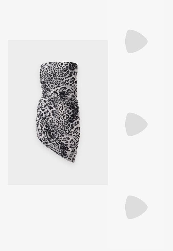Mini šaty bez ramienok z ľahkej, nariasenej tkaniny s čierno-sivým leopardím vzorom a zdobené prekladaným detailom na boku.; Čierne kožené šľapky s otvorenou špičkou a vysokým tenkým podpätkom, zobrazené v bočnom profile na jednoduchom pozadí.; Čierna lakovaná kožená kabelka na rameno so striebornou prackou a strieborným reťazovým remienkom, zobrazená na jednofarebnom svetlom pozadí.; Strieborné sochárske náušnice s hladkými, zakrivenými tvarmi a reflexnými povrchmi. Obsahujú uzavretý kruhový dizajn a výraznú organickú formu.