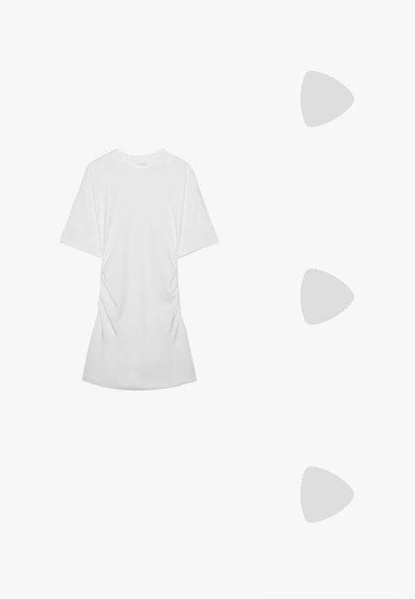 Robe T-shirt blanche à manches courtes froncées, col rond avec un tissu doux sur un fond blanc uni.; Botte de cowboy en cuir noir avec bout pointu, talon bloc incliné, couture décorative et languettes en haut sur fond blanc.; Lunettes de soleil rectangulaires noires avec des verres jaunes. Les caractéristiques incluent des montures épaisses et un design anguleux avec une finition lisse et brillante.; Sac à main en cuir noir avec poignées tressées, surface texturée, poche frontale zippée et accents de franges décoratives. Forme compacte et structurée.