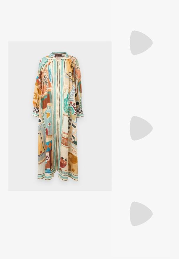Langærmet skjortekjole med knapper og multicolor abstrakte mønstre i beige, teal, brun, orange og grøn på en løs pasform.; Brun vævet lædersko med slingback, spids tå og lav chunky hæl.; Vævet rattan håndtaske formet som en kammusling med naturlig lysebrun farve og afrundede, strukturerede kanter.; Asymmetriske øreringe med muslingvedhæng, guldfarvede ørestikker med perletoppe og små indlejrede klare ædelsten på hver skal.