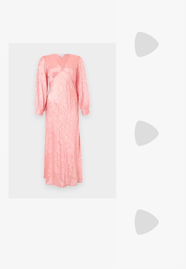 Lang lyserød satin kjole med subtilt blomsterprint, V-udskæring, rynket detalje under brystet og lange puffede ærmer med knapmanchet.; Beige højhælede sandal med tynde stropper, justerbar spænde, tå-ringdetalje og en tilspidset blokhæl på en flad overflade.; Cremefarvet stofclutch med et rynket design, sølv metalramme, to dekorative kugler og en sølvkæde som rem.; Øreringe i forgyldt look med dråbeformede imiterede perler, omgivet af små klare krystaller og bladformede krystaldekorationer.