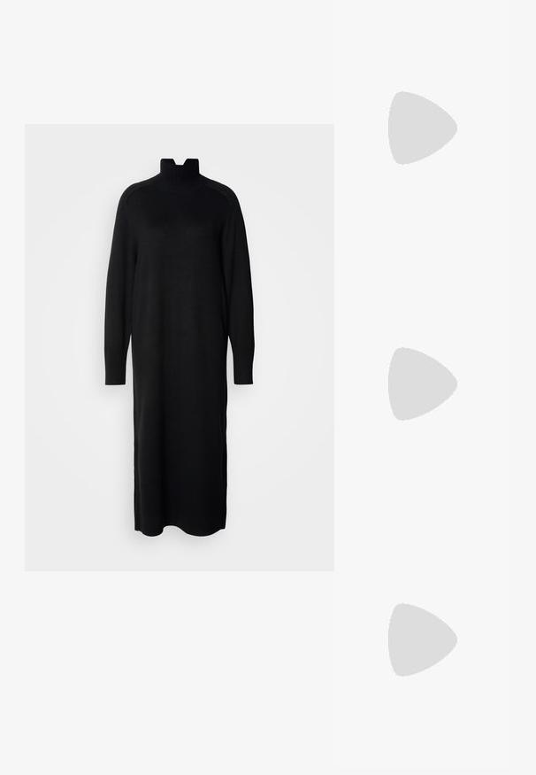 Robe en tricot noir avec un col montant, des manches longues et des poignets côtelés. Présente une silhouette droite et des fentes sur les côtés dans l'ourlet.; Botte en cuir noire mi-mollet avec un bout pointu et un talon bas incliné sur un fond clair uni.; Sac à main en cuir noir avec une anse unique et une fermeture à boucle argentée sur un fond blanc.; Boucles d'oreilles en argent avec une finition polie et un branding DKNY, présentées sur un fond blanc uni.