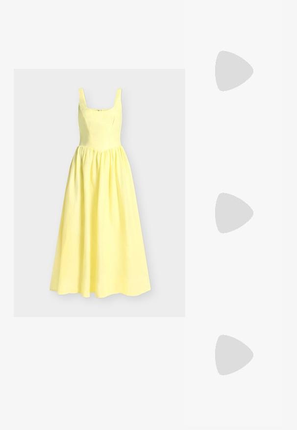 Robe maxi jaune sans manches avec un corsage ajusté, un décolleté carré et une jupe ample plissée sur un fond clair.; Chaussure à talons aiguilles beige avec un bout pointu, une bride de cheville et un large talon bloc. Matériau synthétique lisse avec une finition mate.; Pochette souple blanche avec bandoulière chaîne dorée ornée de pierres précieuses transparentes, sur fond gris clair uni.; Ensemble collier et bracelet ton or avec motifs floraux et feuilles en cristal clair, tous deux avec fermoirs chaîne réglables sur fond blanc.