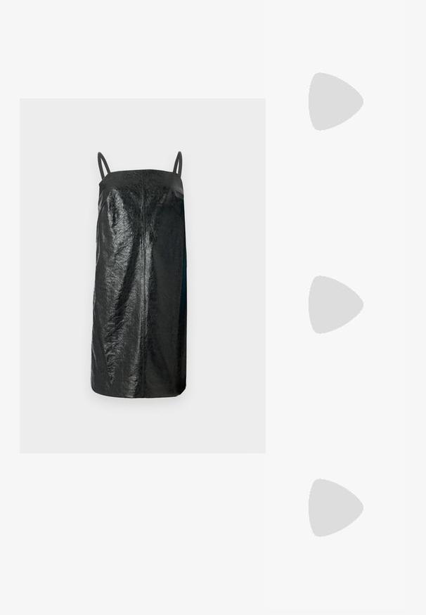 Sorte ærmeløs kjole lavet af struktureret materiale, med et simpelt, lige design, tynde stropper og en mid-length skæring.; Sort læder peep-toe slingback sko med høj blokhæl og beige indvendig foring mod en ensfarvet lys baggrund.; Sort skuldertaske i læder med trekantet form, præget logo og en enkelt justerbar rem. Minimalistisk design med glat tekstur.; Sølv dråbeøreringe med glatte, runde, reflekterende overflader hængende fra svingelukkede låse. Baggrunden er helt hvid.