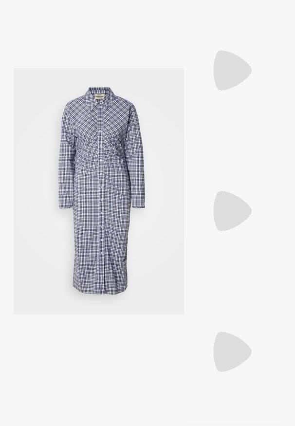 Langarm, knoopsluiting shirtjurk in blauw en wit geruit. Heeft een taillering en een rechte snit, gemaakt van lichtgewicht stof.; Zwarte puntige enkellaarzen met een gladde leren afwerking, lage blokhakken, gecombineerd met witte wijde broekspijpen. Eenvoudig en modern design.; Zwarte leren schoudertas met een gladde textuur, gebogen vorm, verstelbare schouderband en een ritsafsluiting. Minimalistisch ontwerp zonder versieringen.; Zilverkleurige metalen creolen oorbellen met een glad, licht gebogen oppervlak en sluitingen met haaksluiting op een effen witte achtergrond.