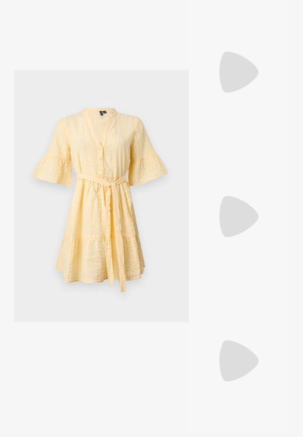 Robe jaune clair longueur genou avec manches évasées trois-quarts, boutons sur le devant, rayures verticales texturées et ceinture nouée à la taille.; Ballerines beiges avec une exterior en cuir lisse, un bout en forme d'amande et une sangle élastique sur le coup de pied, avec des détails de couture subtils.; Lunettes de soleil rondes teinte brun avec une monture bordeaux brillante. Branches fines avec un détail de marque subtil. Design de verres plats.; Sac à main en cuir tressé marron avec passepoil blanc, fermeture éclair dorée et bandoulière amovible en tissu marron.