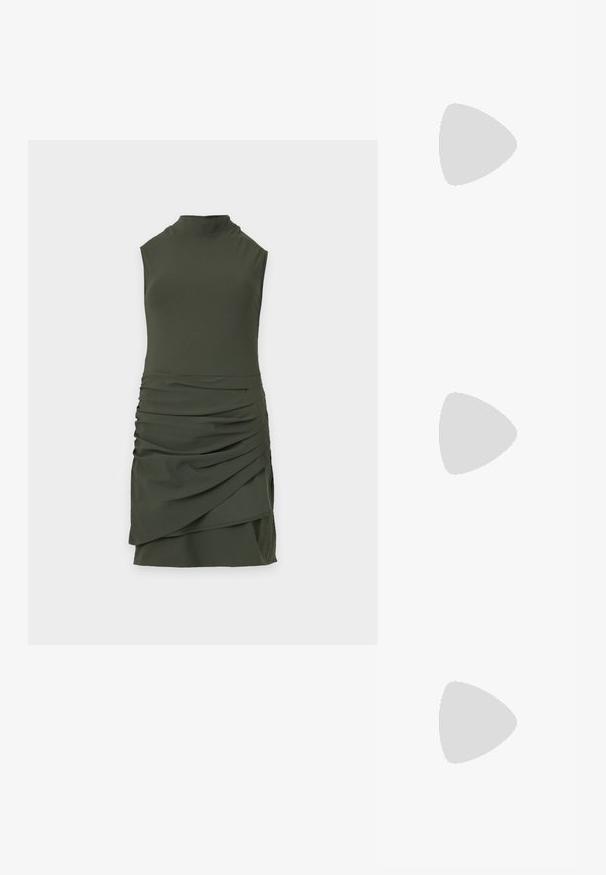Ærmeløs mørkegrøn minikjole med høj hals og rynket, draperet detaljering på skørtet mod en ensfarvet lys baggrund.; Sort hæl-sandal med smal ankrem, firkantet tå-boks, glat lædermateriale og metalspænde som pynt.; Sort håndtaske i laklæder med afrundede håndtag, aftagelig skulderrem og sølvspænde på ensartet hvid baggrund.; Sølvøreringe med en organisk, abstrakt form. Glat, skinnende overflade med et tilspidset design. Har subtile kurver og en centrallinje detalje.