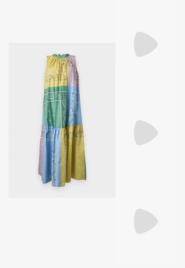 Robe maxi sans manches avec un design patchwork à étages présentant des imprimés cachemire et floraux en jaune, vert, bleu et lavande.; Mule en tissu vert à enfiler avec semelle plate et bout pointu fermé, conçue pour un usage décontracté.; Sac cabas en paille beige tissée avec des poignées tressées vertes et noires et un patch rectangulaire coloré à l'avant.; Boucles d'oreilles en métal doré en forme d'ovale allongé, avec une surface lisse et polie et un petit charnière pour l'attache.