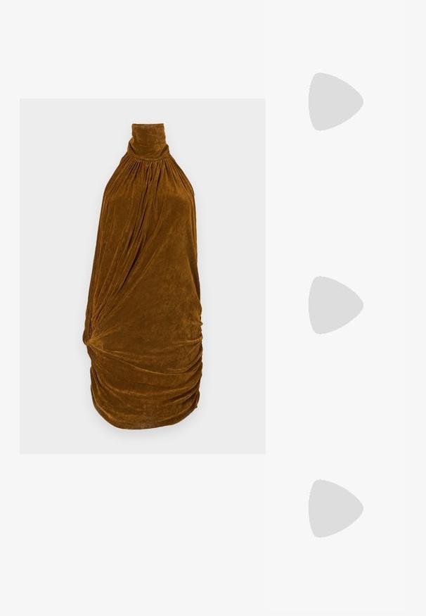 Robe sans manches en velours marron avec un col montant froncé et des détails de drapé plissé sur le corsage et la jupe.; Sandale pour femme en cuir noir avec fines lanières, une boucle d'orteil, une boucle à la cheville et un talon aiguille de hauteur moyenne sur un fond neutre.; Sac à main en cuir noir de forme rectangulaire, doté d'une anse supérieure et d'accents en métal doré. Texture lisse, design minimaliste.; Boucles d'oreilles créoles en or massif avec un design tubulaire légèrement tordu et des fermoirs à tige sur un fond blanc.
