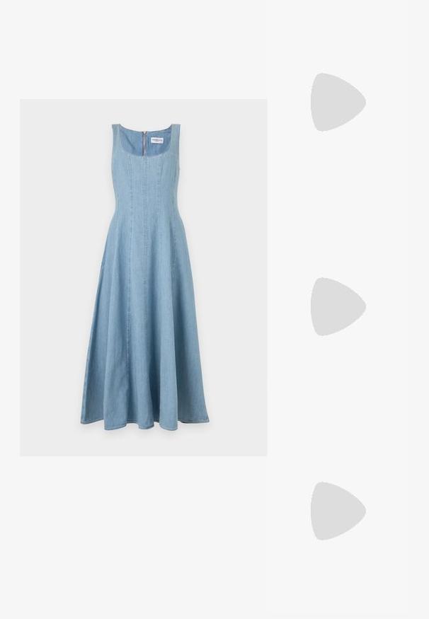 Robe sans manches en denim bleu clair avec encolure arrondie et taille ajustée, s'évasant en une longue jupe trapèze, fermeture éclair au dos.; Sandale à talons hauts en cuir noir avec une lanière de cheville. Présente une texture lisse, un bout ouvert et un talon fin. Détail de boucle en ton doré.; Petit sac pochette rouge orné de perles, avec fermoir argenté et chaîne sur un fond blanc uni.; Paire de boucles d'oreilles argentées brillantes et épaisses avec fermoirs à tige, sur fond blanc uni.