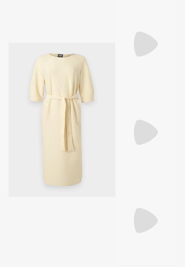 Robe crème côtelée longueur genou avec manches 3/4 et ceinture assortie nouée à la taille.; Chaussure beige à bouts pointus avec bride arrière, talon kitten bas et fin, et nœud décoratif sur la tige.; Pochette en cuir beige plissé avec un cadre en métal argenté, dotée de deux fermoirs ronds décoratifs et d'une chaîne en argent.; Boucles d'oreilles en perles blanches avec un design torsadé, mettant en valeur des perles de tailles variées et des accents dorés. Texture lisse et forme élégante.