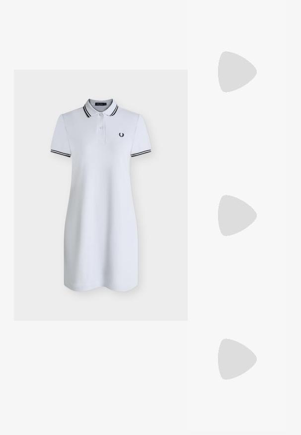 Λευκό polo φόρεμα με κοντά μανίκια, μαύρες διπλές ρίγες στο γιακά και στις μανσέτες, λαιμόκοψη με δύο κουμπιά και μικρό κεντητό λογότυπο δάφνης στο στήθος.; Μαύρη δερμάτινη γόβα μυτερή στη μύτη με χαμηλό, μοναδικά σχηματισμένο τετράγωνο τακούνι και εσωτερική επένδυση απαλού γαλάζιου χρώματος, απεικονιζόμενη σε απλό λευκό φόντο.; Μαύρα οβάλ γυαλιά ηλίου με σκούρους φακούς και φαρδιές βραχίονες που διαθέτουν χρυσές υφασμάτινες επιφάνειες σε κάθε πλευρά.; Τσάντα tote από σκούρο πράσινο υφή δέρματος με δύο χερούλια, αποσπώμενη ιμάντα ώμου και χρυσά γράμματα "THE TOTE BAG MARC JACOBS" μπροστά.