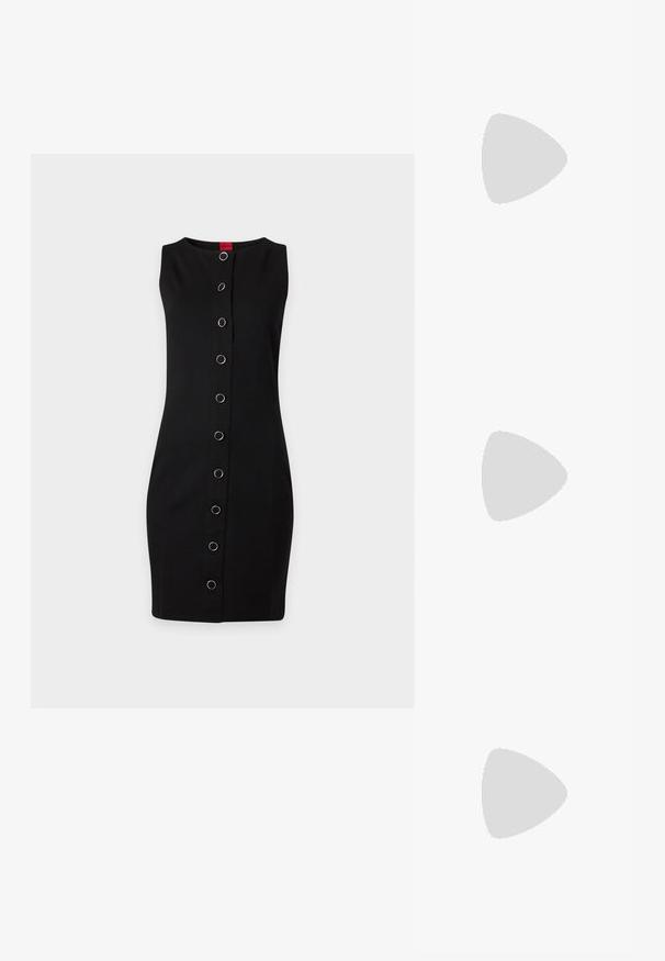 Robe noire sans manches mi-longue avec un col rond et une rangée verticale de boutons anneaux argentés sur le devant.; Escarpin en daim noir à bout pointu avec un talon stiletto fin de hauteur moyenne et un design à coupe basse sur un fond uni.; Sac à main tissé beige avec fine bandoulière et petit logo doré "BOSS" à l'avant, présenté sur fond blanc uni.; Une paire de petites boucles d'oreilles géométriques en ton or avec des bords angulaires et des fermoirs à tige sur un fond clair.