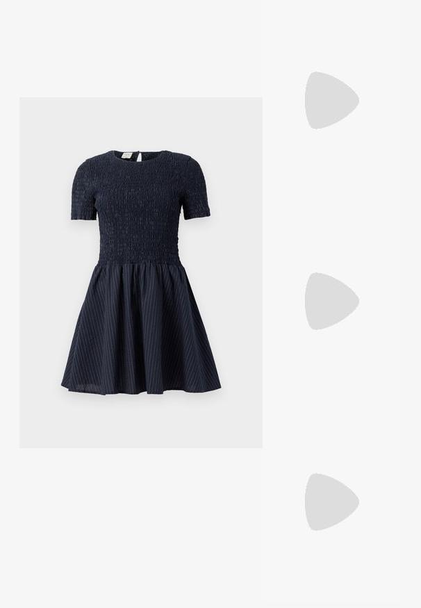Robe bleu marine à manches courtes et corsage smocké, avec une jupe évasée ornée de subtiles rayures blanches et une ouverture en forme de clé au dos.; Sandale noire à talon haut avec fine bride à la cheville, bride médiane décorée de maillons de chaîne argentés, et design à bout ouvert.; Porte-monnaie en cuir noir avec texture froncée, cadre en métal argenté, fermeture à verrouillage kiss-lock et bandoulière en chaîne. Surface lisse et douce.; Boucles d'oreilles en métal doré et argenté avec une base en disque rond et une pièce supérieure ovale, texture lisse et finition polie.
