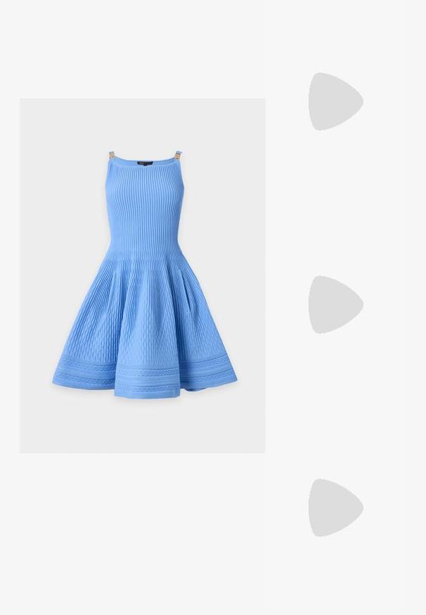 Robe tricotée bleue sans manches avec des motifs verticaux texturés et en nid d'abeille et une jupe évasée sur un fond neutre.; Chaussure pour femme en cuir blanc avec bride arrière, bout pointu, petit talon kitten bas et petit nœud décoratif sur le dessus, vue de profil latéral.; Sac en cuir beige avec deux longues poignées, de forme rectangulaire, logo en relief, et un charm décoratif en fleur bleu clair attaché.; Boucles d'oreilles en clip argentées avec un design en spirale, présentant une texture métallique lisse et des formes arrondies. Pas d'embellissements ou de motifs visibles.