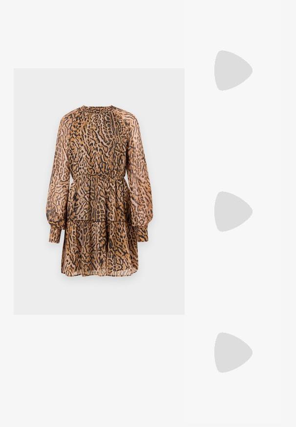 Dierenprint jurk met lange mouwen, elastische taille, gelaagd ontwerp en een mix van bruine en zwarte kleuren op een doorzichtig stof.; Zwarte pumps met spitse neus, smalle stilettohak en dunne enkelbandjes met een zilveren gesp op een witte achtergrond.; Glanzend zwart rechthoekig handtasje met twee dunne schouderbanden en kleine gouden gespsdetails aan de voorkant.; Set van onregelmatig gevormde, gepolijste hoepel oorbellen van goudkleurig metaal met een open midden op een effen witte achtergrond.