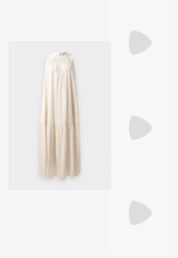 Robe longue sans manches de couleur beige clair, avec un col montant, un buste froncé et une jupe à volants en tissu doux et lisse.; Chaussure slingback femme en cuir verni noir à talon bas, bout pointu et fine bride avec petite boucle.; Sac à main en cuir souple beige avec un fermoir en métal argenté, une bandoulière simple et une bandoulière chaîne optionnelle sur fond blanc.; Paire de boucles d'oreilles boule de Noël dorées brillantes avec fermoirs à crochet sur fond blanc uni.