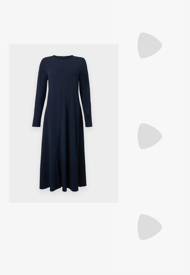 Robe bleu marine à manches longues avec encolure ronde et détail subtil de couture diagonale, fluide et tombant sous le genou.; Ballerines en cuir noir avec un bout rond, texture lisse, détails de couture minimalistes et design de semelle flexible.; Sac à main en cuir souple beige avec un fermoir en métal argenté, une bandoulière simple et une bandoulière chaîne optionnelle sur fond blanc.; Boucles d'oreilles en or en forme de d'anneaux lisses et courbés avec une finition polie. Équipées d'un mécanisme de fermeture et de légères indentations pour le détail.