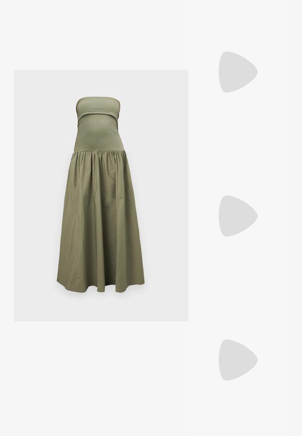Robe maxi verte olive sans bretelles avec corsage ajusté et jupe ample et fluide, présentée sur un fond gris clair.; Chaussure slingback plate tissée vert olive avec un petit talon carré et une bride à boucle dorée réglable.; Petit sac à main tissé jaune avec cadre argenté, deux fermoirs boules jaunes et une bandoulière chaîne argentée sur fond blanc.; Boucles d'oreilles en métal doré et argenté avec une base en disque rond et une pièce supérieure ovale, texture lisse et finition polie.
