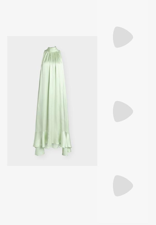 Robe sans manches en satin vert clair avec col montant, détail froncé à la poitrine et ourlet à volants.; Sandale noire à talon haut avec sangle à la cheville, suspendue au-dessus d'un sol en carreaux de bois à l'extérieur, avec un arrière-plan flou de verdure et de pierre.; Petit sac à épaule de couleur crème avec une seule sangle, fermeture éclair et logo de marque doré discret à l'avant.; Deux boucles d'oreilles en forme de cerceau en or brillant, avec un design courbé, présentant des accents orange près de la tige, sur fond blanc uni.