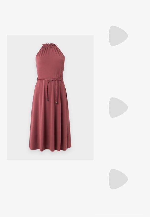 Robe midi sans manches couleur rose poudré avec encolure froncée et ceinture tressée nouée à la taille.; Chaussure femme beige à bout pointu avec bride arrière et petit talon kitten, flottant au-dessus d'un sol gris sur fond sombre flou.; Sac à main en cuir beige à la silhouette structurée, doté d'une poignée supérieure, d'une bandoulière amovible et de détails cousus.; Boucles d'oreilles argentées en forme d'étoile, avec une surface lisse et brillante. Chaque boucle d'oreille possède cinq pointes et des détails subtils de texture de surface.