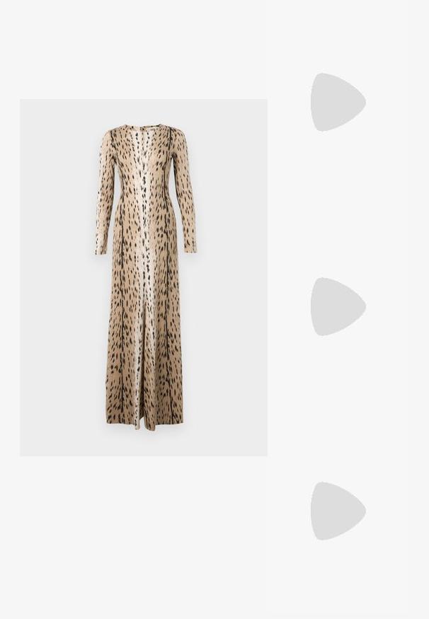 Robe maxi beige à manches longues avec un motif animalier noir à pois et une légère fente centrale sur le devant.; Sandale à talon haut en cuir verni noir avec bride à la cheville et boucle dorée, bout ouvert et talon bloc sur fond blanc.; Pochette en satin noir avec une forme arrondie, une anse supérieure et un fermoir en doré. Texture lisse avec un design minimaliste.; Boucles d'oreilles en forme de clou de couleur or, avec une forme lisse et arrondie et une surface réfléchissante, mettant en avant un design minimaliste sans motifs visibles.