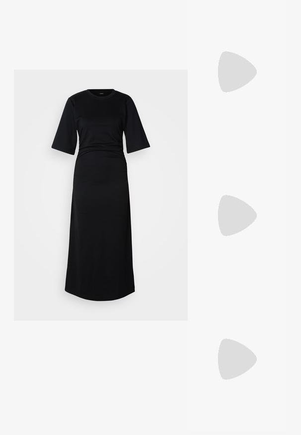 Zwarte katoenen maxi-jurk met korte mouwen, een ronde halslijn en geplooide details in de taille, met een soepele textuur en eenvoudig design.; Even&Odd Wide Fit by Zalando Sandalen - black; Kleine zwarte glanzende handtas met twee lange hengsels en zijkant trekkoord details op een effen lichte achtergrond.; Oorringen in goudkleur met een onregelmatig golfpatroon en ingelegde heldere kristalaccenten, bevestigd met achterkantjes van kunststof.
