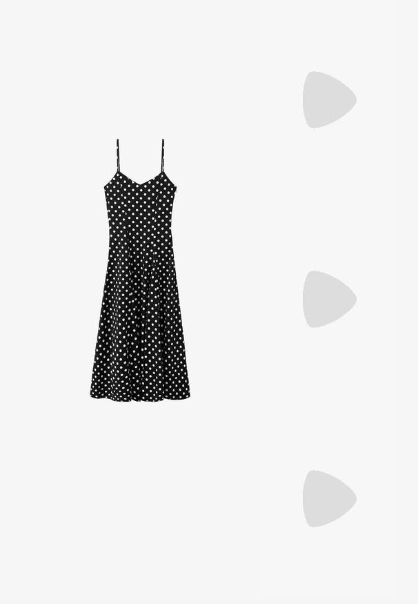 Robe midi noire à pois blancs, bretelles spaghetti et corsage ajusté s'évasant en jupe trapèze.; Sandale noire à talon bas avec de fines lanières sur les orteils et le milieu du pied, dotée d’un petit talon fin et d’un dos ouvert.; Lunettes de soleil noires avec des montures épaisses, verres foncés et logo doré "Chloé" sur le côté. Texture lisse avec un design angulaire.; Sac à main tissé noir avec une anse unique tressée, forme rectangulaire et surface texturée brillante.